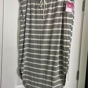 Kohl’s SO Grey and white midi stripped Skirt curved hem‎ size XL.
